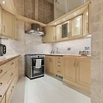 Parea Living - Canary Wharf, Secluded Luxury Flat W Free Parking & Remote Working