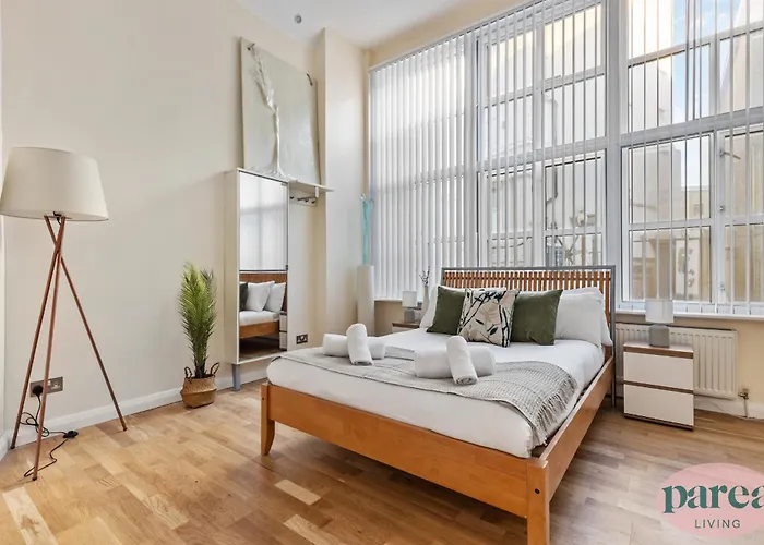 Parea Living - Canary Wharf, Secluded Luxury Flat W Free Parking & Remote Working