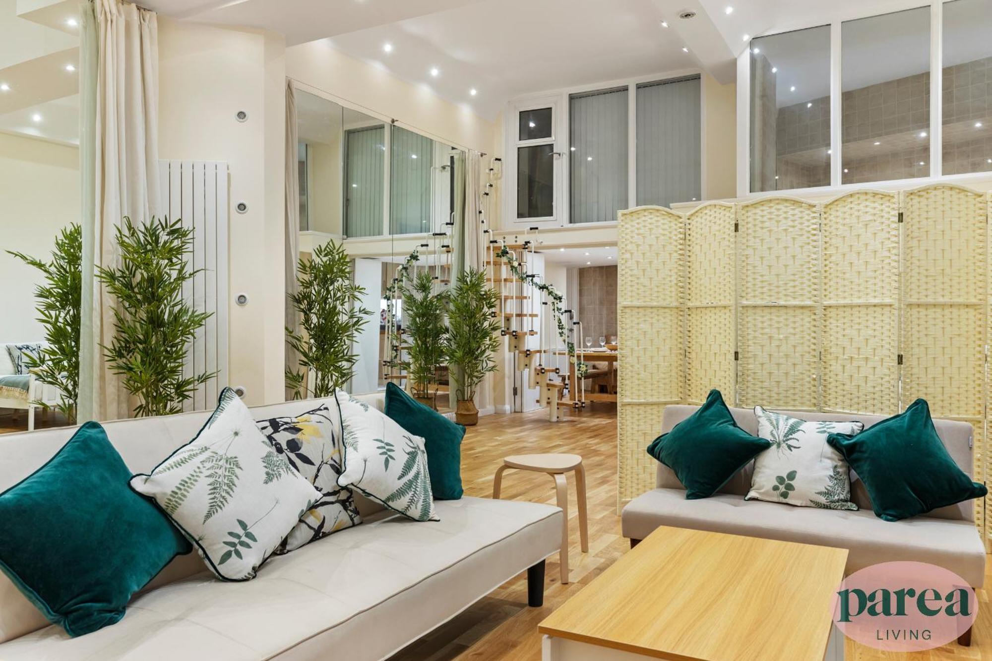 Parea Living - Canary Wharf, Secluded Luxury Flat W Free Parking & Remote Working Londra