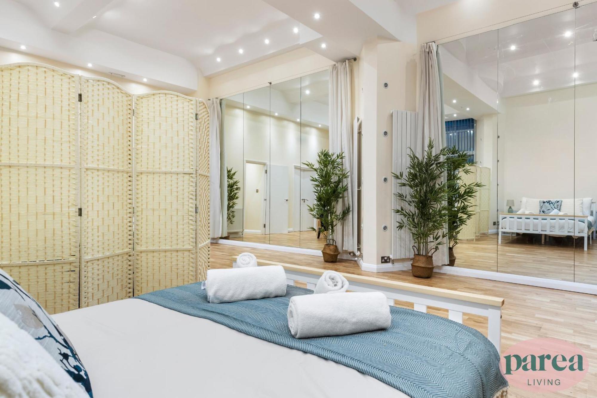 Parea Living - Canary Wharf, Secluded Luxury Flat W Free Parking & Remote Working Appartamento
