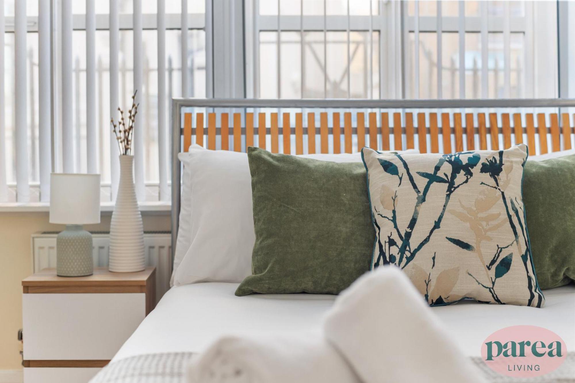 Parea Living - Canary Wharf, Secluded Luxury Flat W Free Parking & Remote Working Appartamento