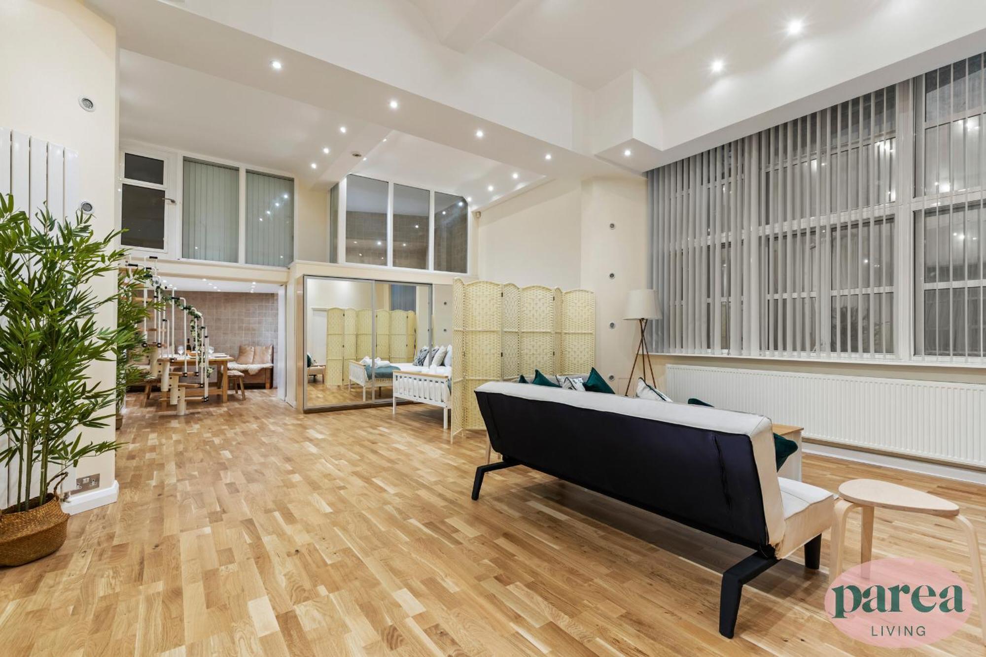 Parea Living - Canary Wharf, Secluded Luxury Flat W Free Parking & Remote Working Apartment *